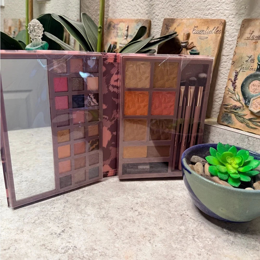 Paris Hilton RADIANT BLISS Book Palette with Mirror